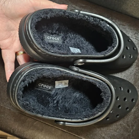Comfortable Size 9 black Crocs brand clogs with soft fuzzy lining. NEW! - Picture 9 of 10